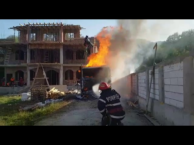 Şoferul unei macarale, mort după ce a atins cu utilajul reţeaua electrică