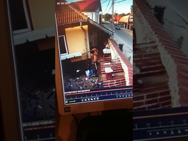 VIDEO/Atacaţi cu săbii şi bâte, în propria curte