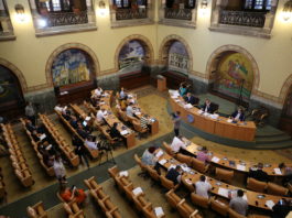 Funcționarii publici din cadrul Primăriei Craiova și Consiliului Județean Dolj vor fi plătiți și în 2021 la fel ca în 2020, chiar dacă a crescut salariul de bază minim brut pe ţară