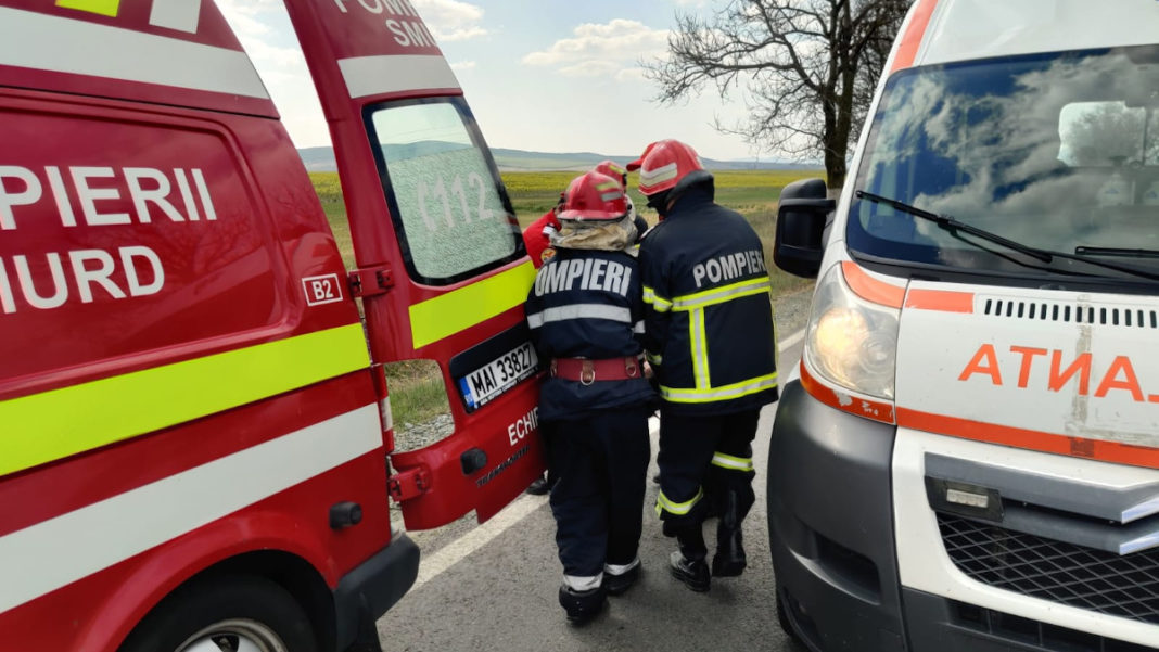 Trei copii și un adult, răniți după ce două șoferițe s-au ciocnit cu mașinile