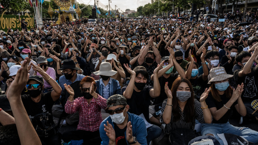 Mii de thailandezi au manifestat pentru reducerea prerogativelor regelui