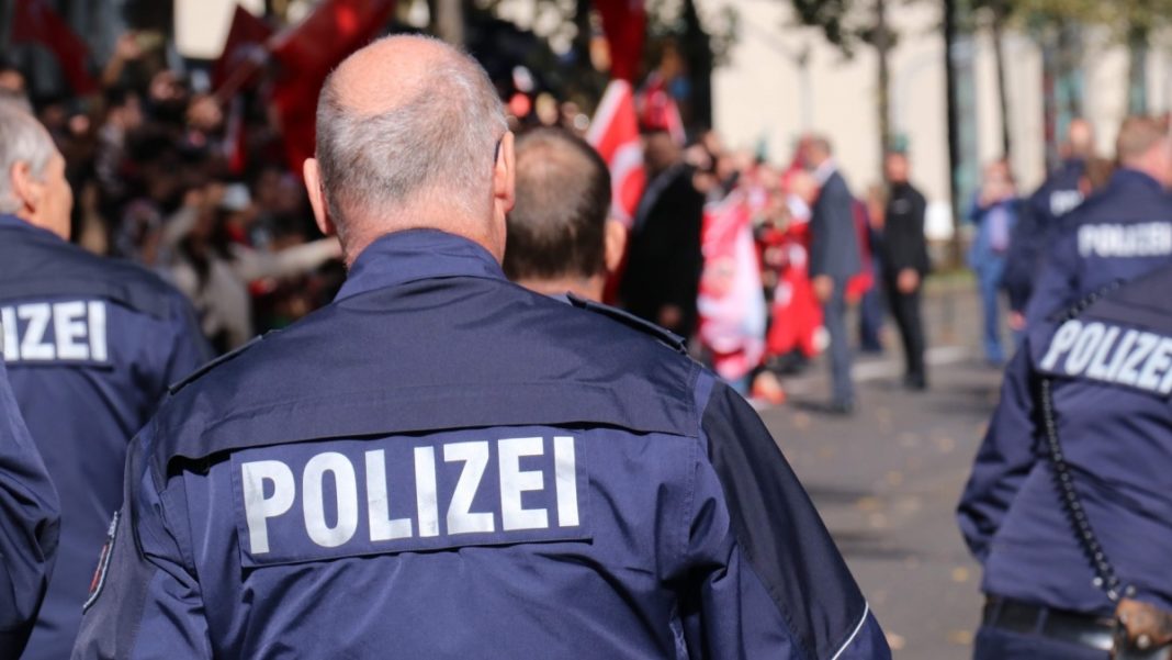 Polițiști germani suspendați din funcție pentru distribuirea de fotografii cu Hitler