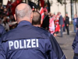 Polițiști germani suspendați din funcție pentru distribuirea de fotografii cu Hitler