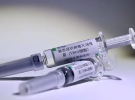 Un purtător de cuvânt al laboratorului Sinovac, care produce unul dintre cele trei vaccinuri autorizate în momentul de faţă în China, a declarat pentru AFP că serul său Coronavac, care necesită două doze, ar putea fi distribuit minorilor