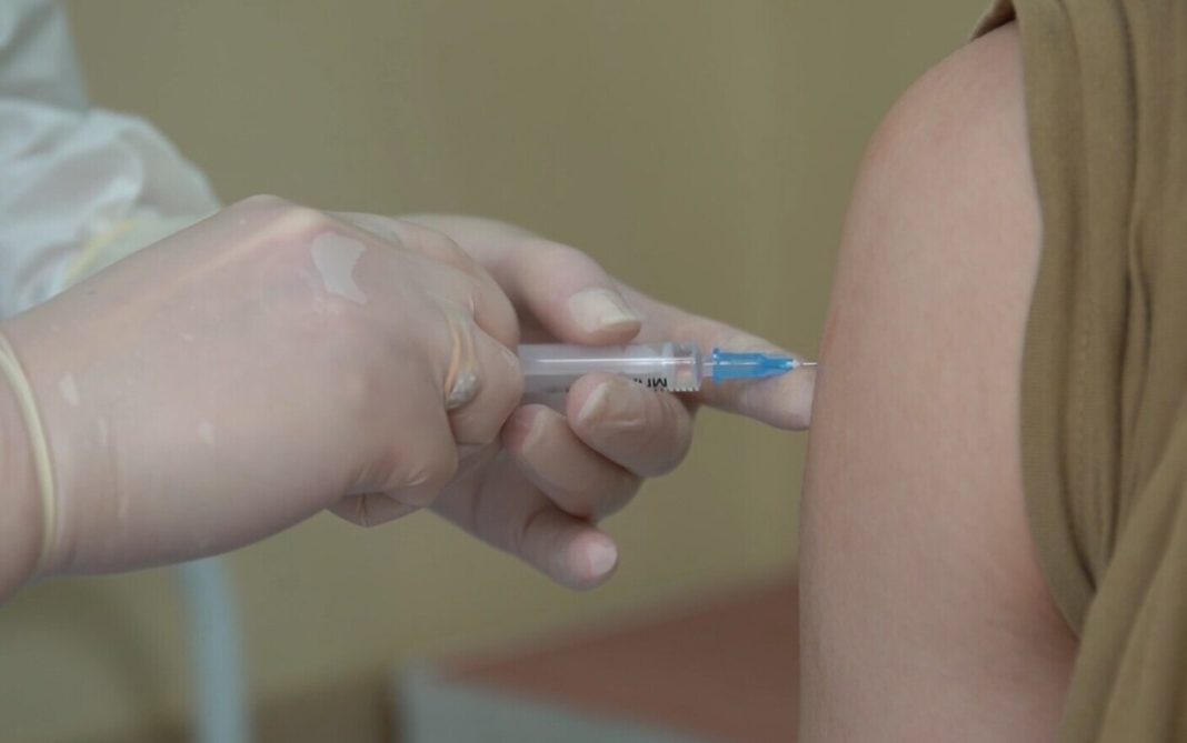 Marea Britanie va testa eficienţa vaccinurilor anti-COVID-19 pe voluntari infectati deliberat