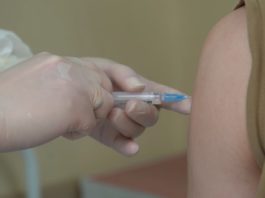 Marea Britanie va testa eficienţa vaccinurilor anti-COVID-19 pe voluntari infectati deliberat