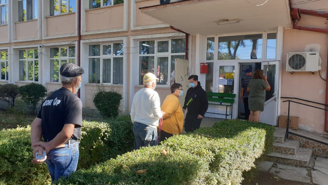 Craioveni la secţia de votare de la Liceul Tehnologic de Transporturi Auto Craiova
