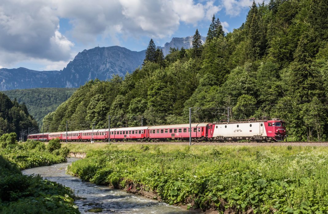 CFR Călători: Studenţii îşi vor putea rezerva online călătoria cu trenul