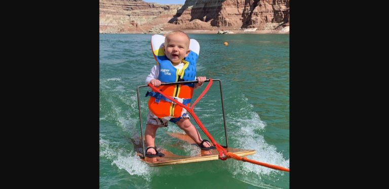 VIDEO de Cartea Recordurilor. Un bebeluș de 6 luni face schi nautic