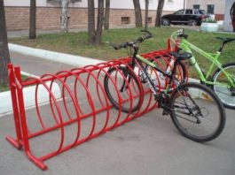 Rasteluri pentru parcarea biciletelor în școli