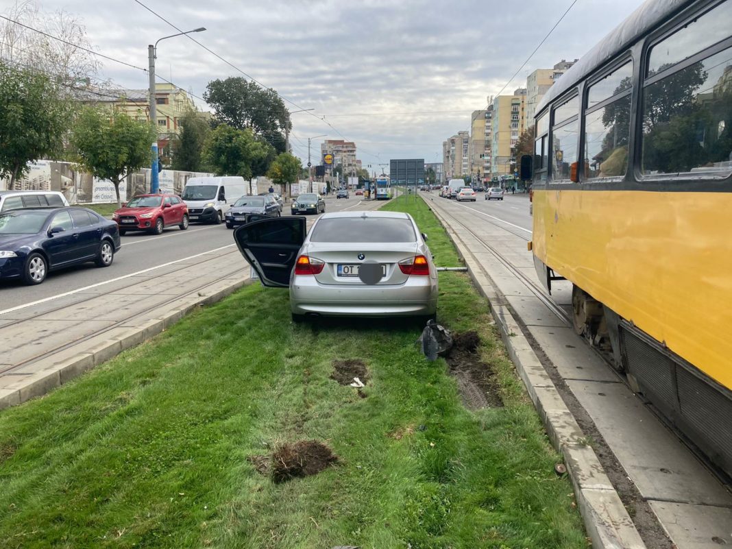 Unul dintre șoferii implicați în accident circula pe linia de tramvaiÎn accident