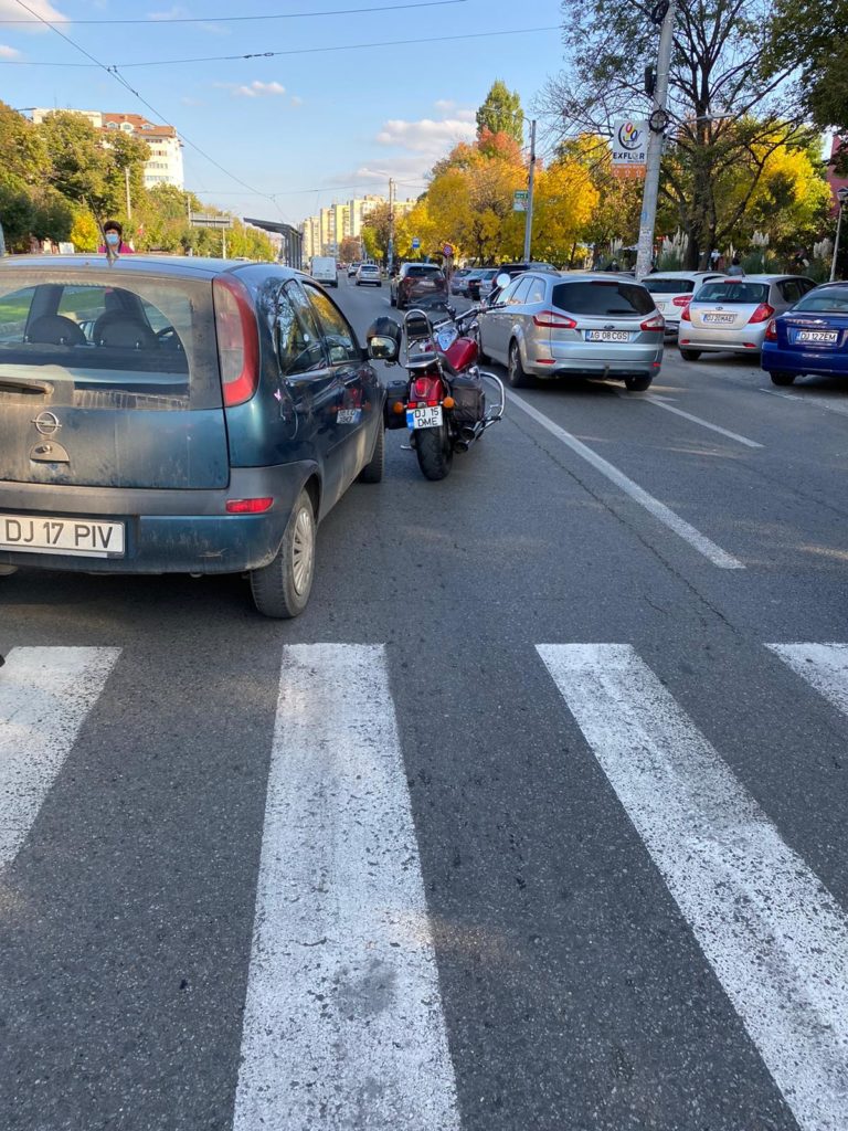 Craiova: Rănită, în urma coliziunii dintre o mașină și o motocicletă