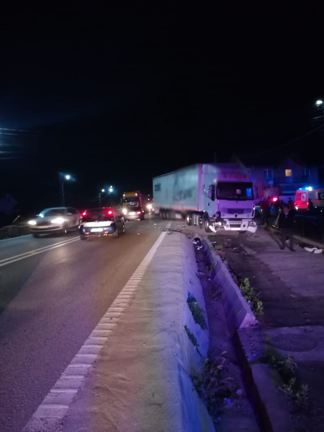 În urma accidentului șoferul și pasagerele din autoturism au fost rănite