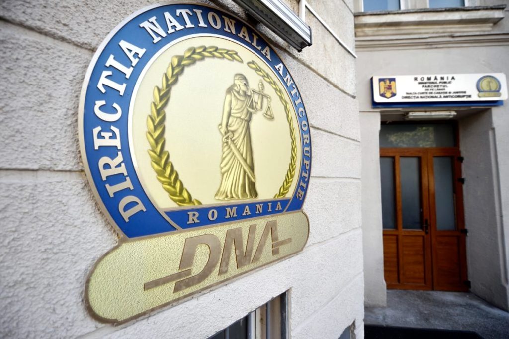Fost ofițer DNA, cercetat pentru luare de mită și favorizarea făptuitorului