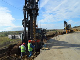 La drumul județean Craiova – Cetate se lucrează în forță. Constructorul este aproape gata cu lucrările de consolidare a drumului în zona dealului Bucovăț.