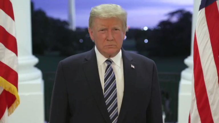 Donald Trump, externat deși are COVID. Îi îndeamnă pe americani să iasă din casă