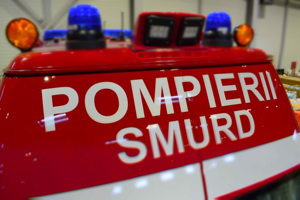 Medici SMURD, agresați de un bărbat. Acesta a avariat și ambulanța