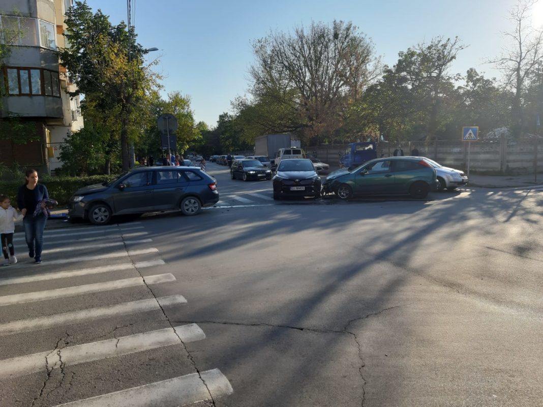 Accident cu 3 mașini implicate, pe strada 1 Decembrie din Craiova