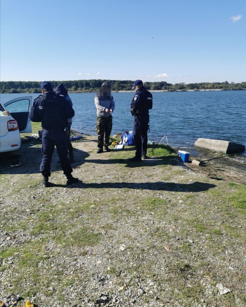 Câțiva olteni au fost prinși pescuind ilegal