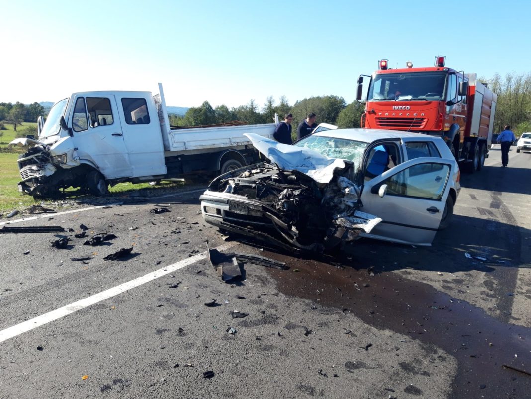 Gorj: Trei adulți și un copil, răniți într-un accident rutier la Tismana