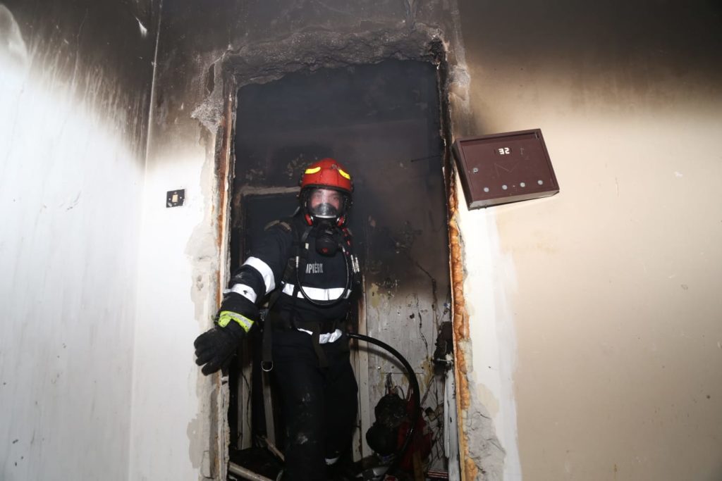 O persoană a murit în urma unei explozii într-un bloc din Bucureşti