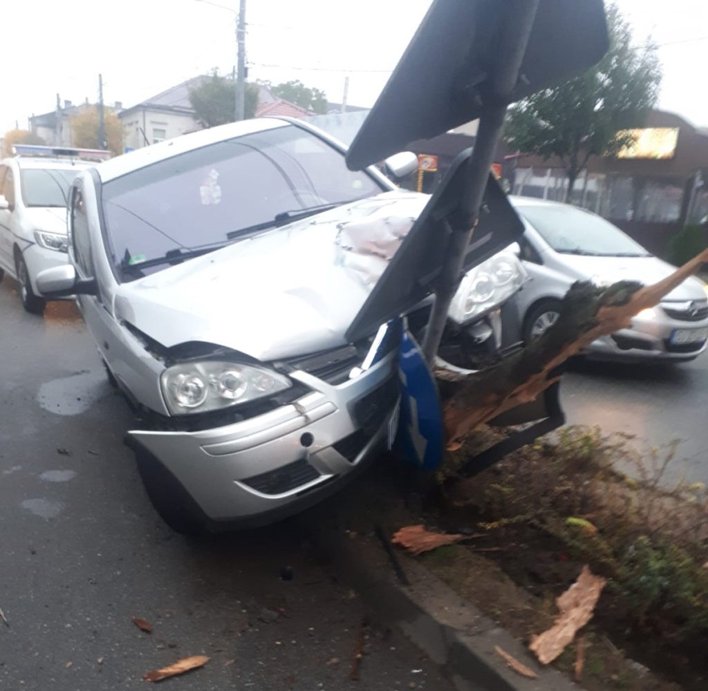 Şi-a făcut maşina praf şi a plecat