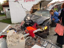 Femeia care a fost prinsă între peretele distrus al florăriei și maşină a murit după ce intrat în strop cardiorespirator (sursa foto: presasm.ro)