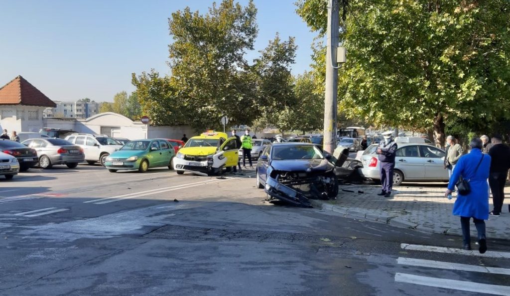 Cinci maşini avariate pe bulevardul Ştirbei Vodă. Două persoane au fost rănite
