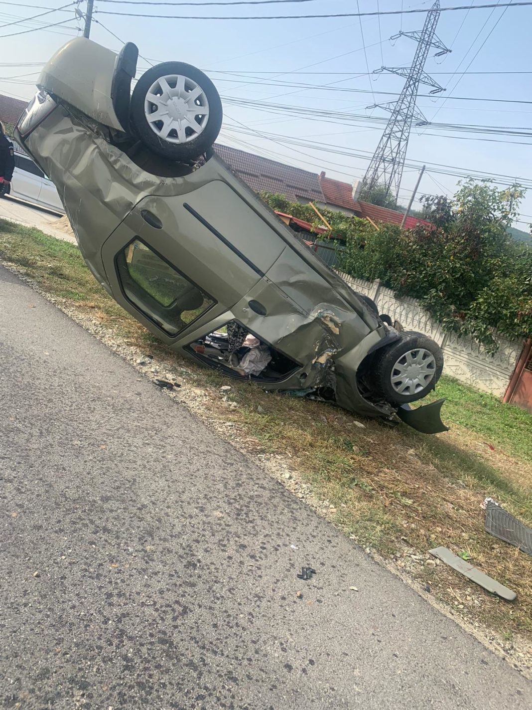 accidentgj Gorj: A intrat cu maşina într-un pod de beton