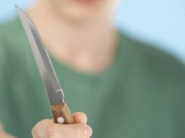 Un elev de 16 ani a venit la ore cu cuţitul la el