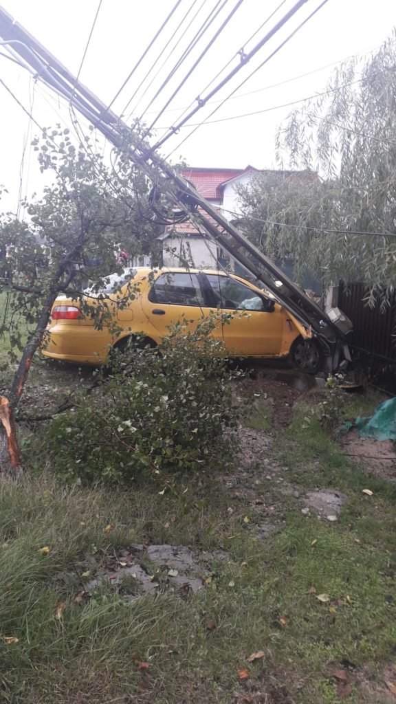 Un stâlp electric a căzut pe un autoturism