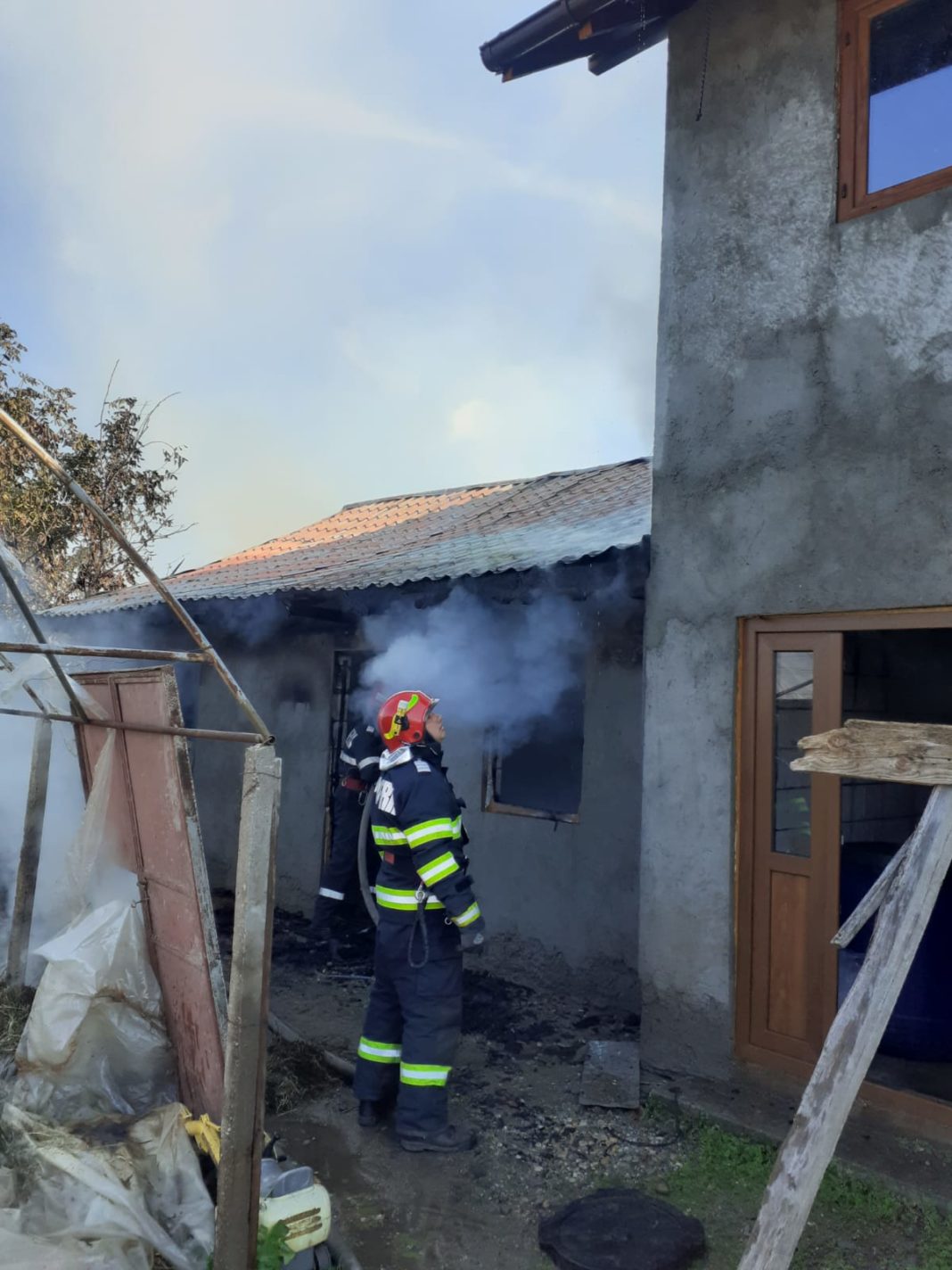 Incendiu produs la o anexă gospodărească din Dăbuleni, lichidat de pompieri