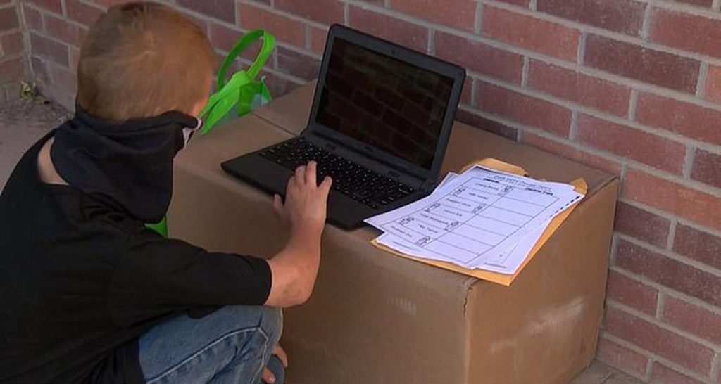 Un copil a făcut cursuri online în faţa şcolii pentru că nu avea internet acasă