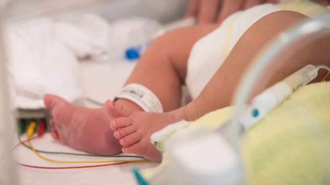 Un nou-născut declarat mort a supravieţuit şase ore în frigiderul de morgă
