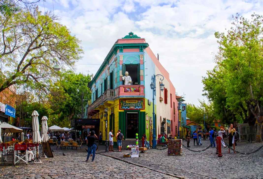Restricții ridicate în Buenos Aires. S-au redeschis barurile și restaurantele