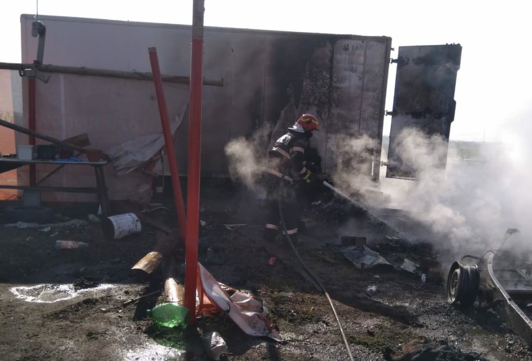 O rulotă și un container au fost mistuite de flăcări la Curtișoara