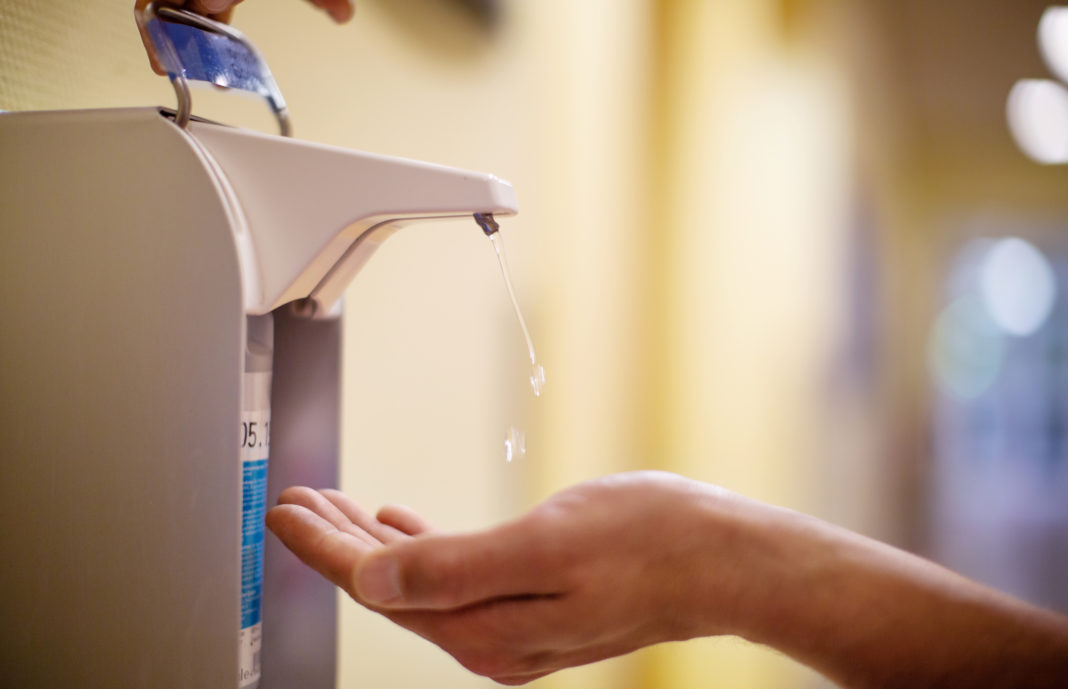 Virusul SARS-CoV-2 rezistă pe piele de patru ori mai mult decât virusul gripal A, susţin oamenii de ştiinţă japonezi