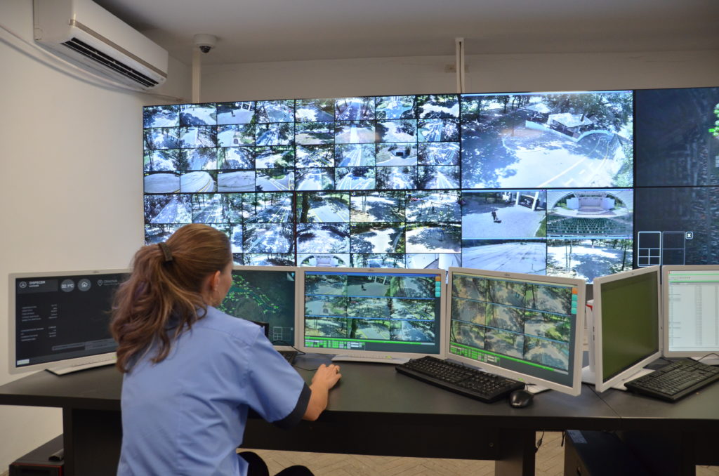 Craiova, un imens Big Brother. Municipiul Craiova ar putea fi împânzit de camere de supraveghere, potrivit conceptului de Smart şi Safe-City pe care autorităţile locale vor să-l implementeze cu fonduri europene.