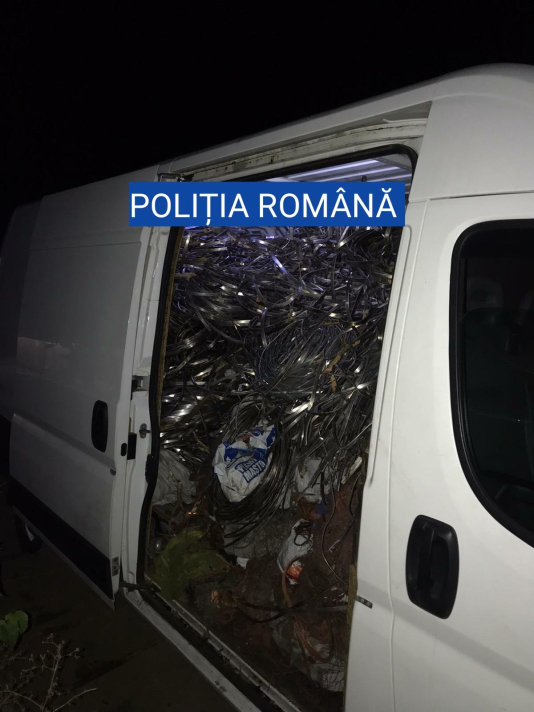 Un bărbat, de 37 de ani, din Craiova, a fost sancționat de polițiștii olteni, după ce a fost prins cu un transport ilegal de deșeuri