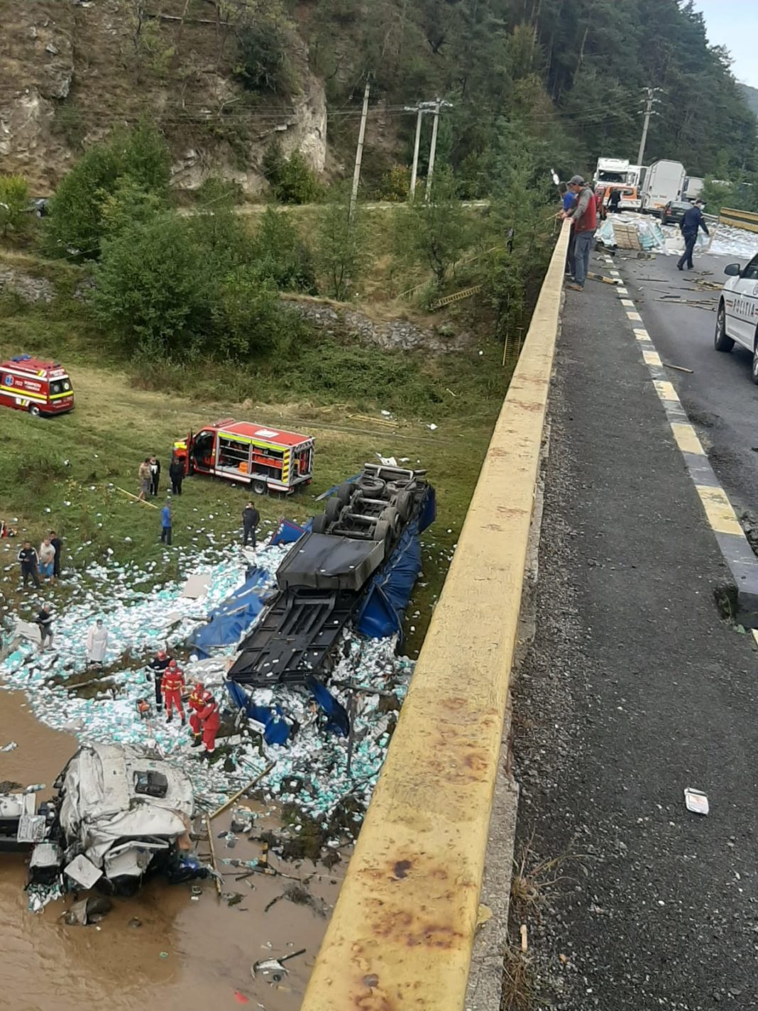 Autocamionul a ajuns în albia râului Lotru