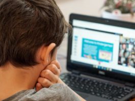 Mărturii din culisele şcolii online: Elevii au şi 7 ore pe zi şi acuză dureri de ochi şi oboseală
