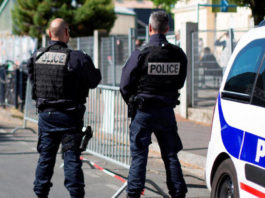 Un bărbat a fost împuşcat de poliţişti în Franţa, după ce a atacat trecătorii cu un cuţit