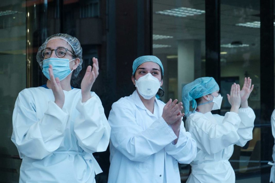 Protest inedit al medicilor spanioli: ”Nu ne lăsați în pielea goală!”