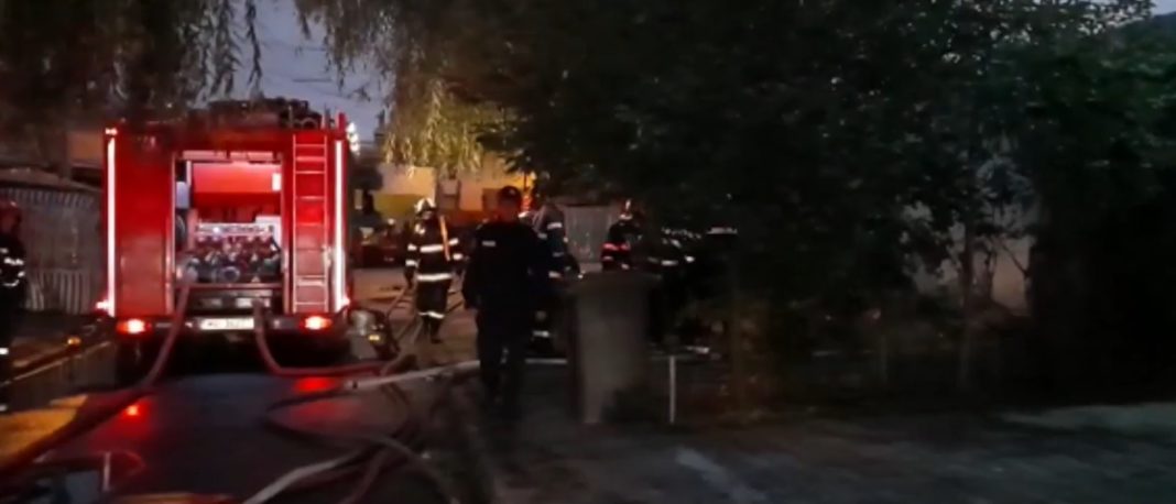 Incendiul în care a pierit un băiat de 14 ani s-a extins și la o casă din apropiere