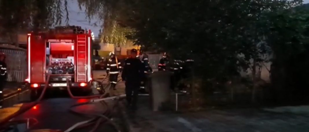Incendiul în care a pierit un băiat de 14 ani s-a extins și la o casă din apropiere