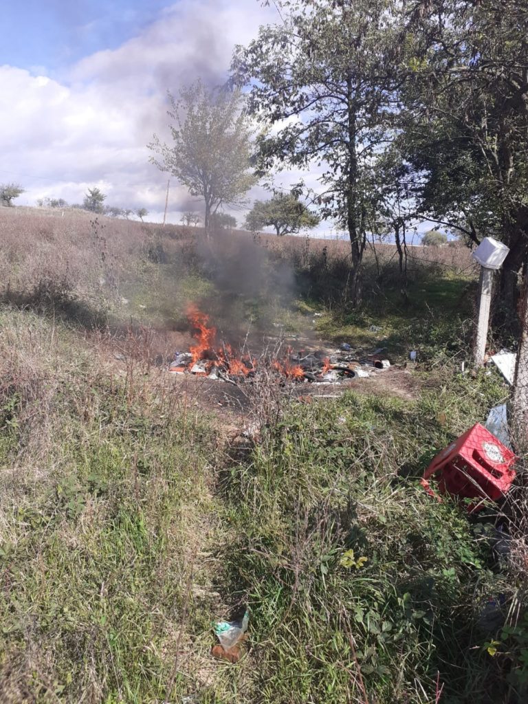 Deșeuri incendiate ilegal lângă Târgu Jiu