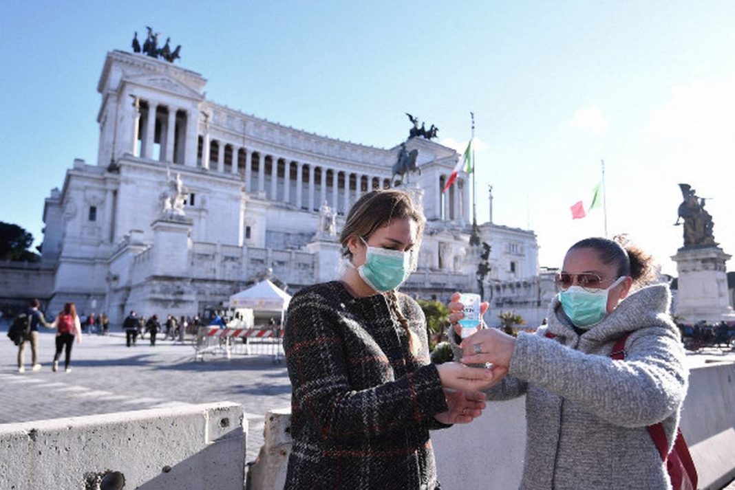 Persoanele vaccinate anti COVID-19 ar trebui să poarte în continuare măşti de protecție gatorie de astăzi în Italia