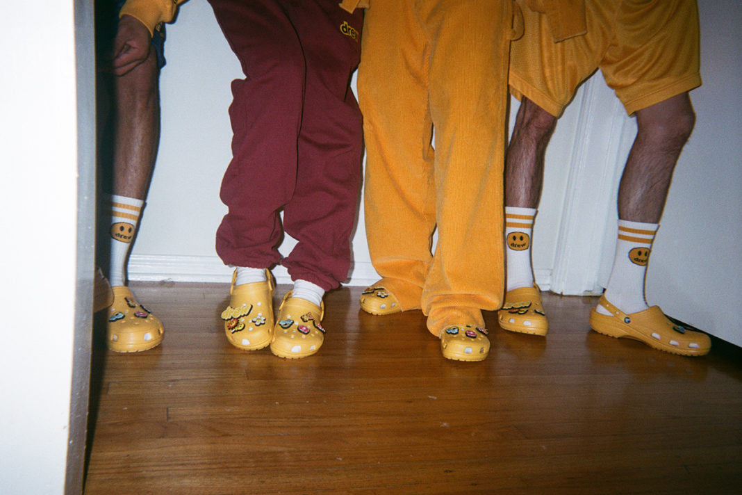 Justin Bieber a încheiat un parteneriat cu Crocs, o companie de încălţăminte, alături de care a lansat un model de papuci de plajă în ediţie limitată