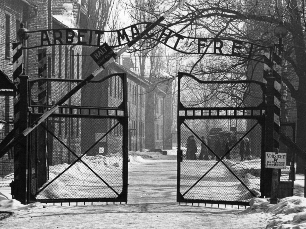 Facebook va şterge postările care neagă Holocaustul
