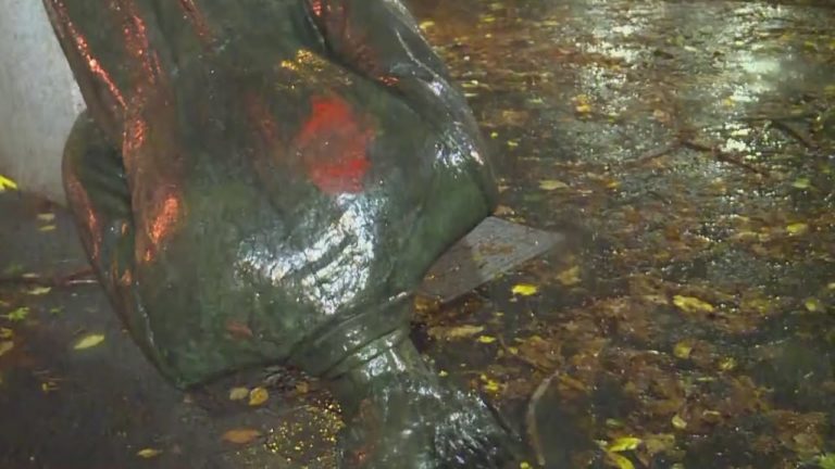 Protestatarii din Portland au dărâmat statuile lui Abraham Lincoln și Theodore Roosevelt